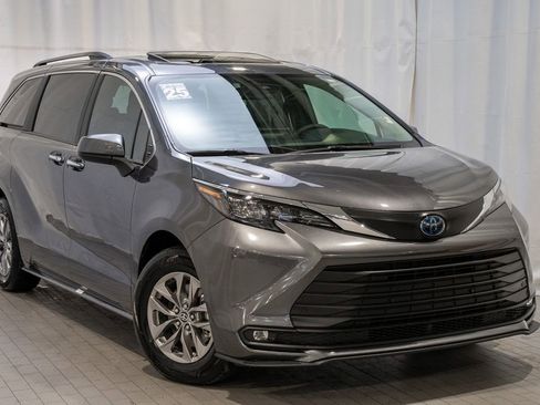 Used 2025 Toyota Sienna XLE image 1