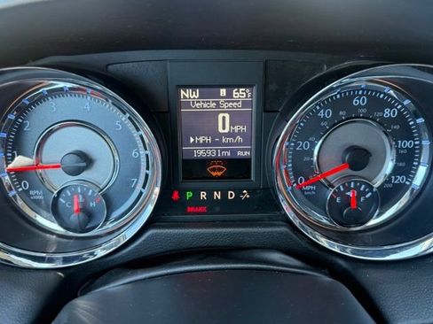Used 2014 Chrysler Town & Country Touring FWD image 22