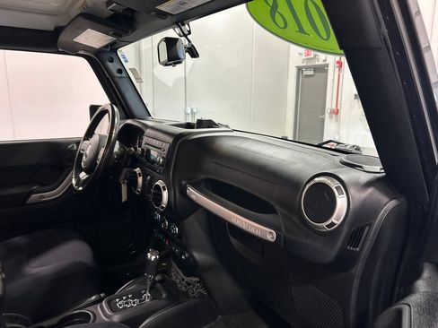Used 2018 Jeep Wrangler Unlimited Sahara w/ Connectivity Group AWD/4WD image 32