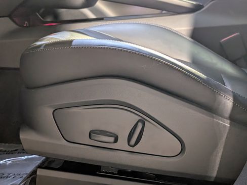 Certified 2025 Porsche Macan Electric image 19