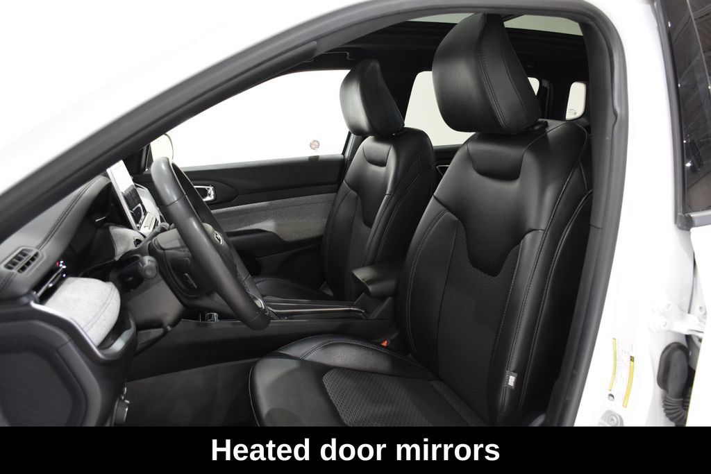 Used 2025 Jeep Compass Latitude w/ Sun & Sound Group AWD/4WD image 23