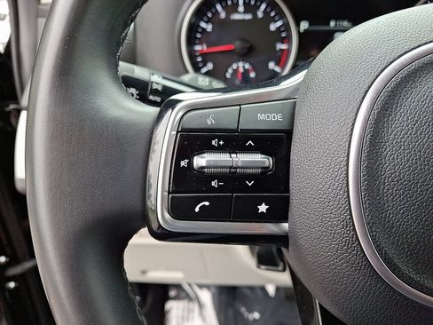 Used 2024 Kia Carnival LX FWD image 21
