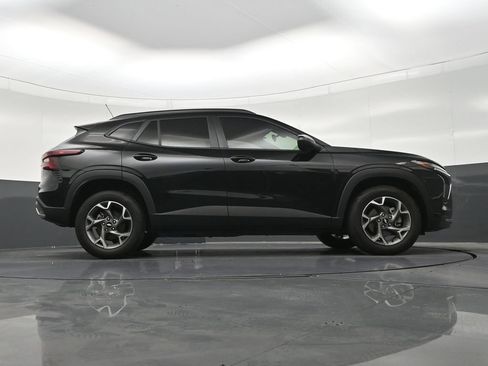 Used 2025 Chevrolet Trax LT FWD image 28