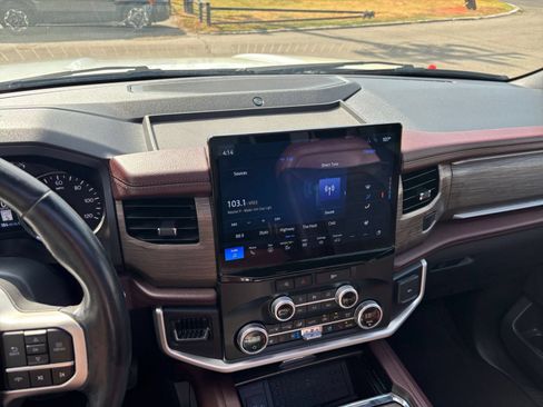 Used 2024 Ford Expedition Limited RWD image 16