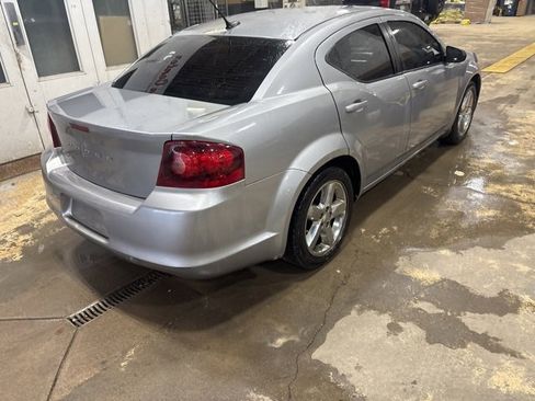 Used 2014 Dodge Avenger SE image 3