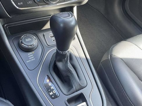 Used 2022 Jeep Cherokee Latitude Lux w/ Sun & Sound Group AWD/4WD image 30