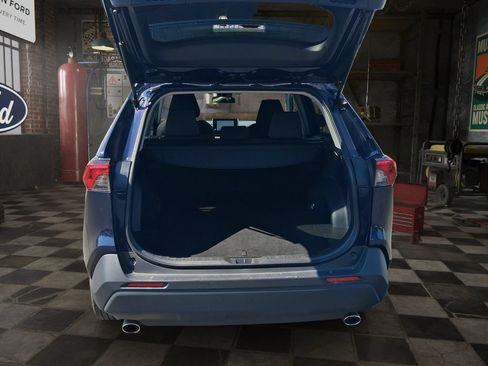 Used 2025 Toyota RAV4 XLE AWD/4WD image 10