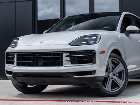 Certified 2024 Porsche Cayenne Coupe AWD/4WD image 7