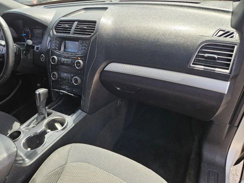 Used 2017 Ford Explorer XLT FWD image 16