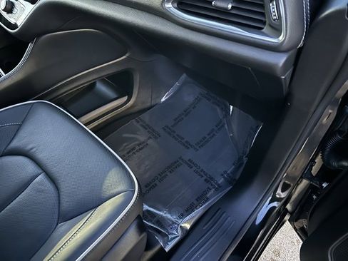 Used 2023 Chrysler Pacifica Limited w/ S Appearance Package image 14