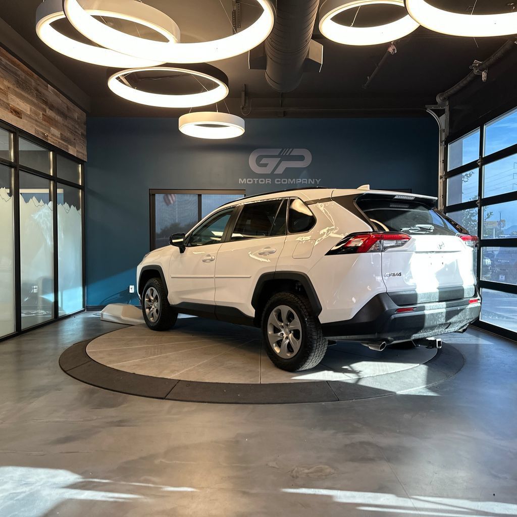 Used 2021 Toyota RAV4 LE AWD/4WD image 5