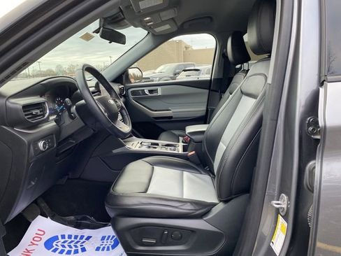 Certified 2022 Ford Explorer XLT w/ Equipment Group 202A image 4
