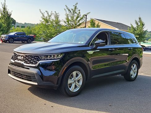 Used 2023 Kia Sorento LX FWD image 3