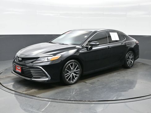 Used 2023 Toyota Camry XLE image 2
