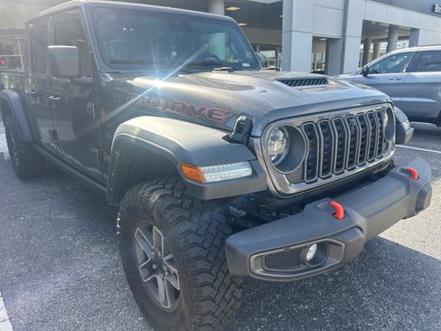 Used 2024 Jeep Gladiator Mojave w/ Technology Group AWD/4WD image 3