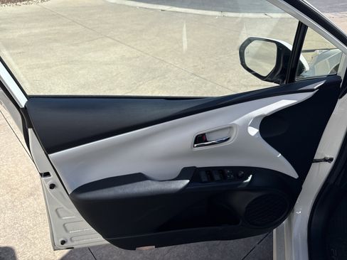 Used 2019 Toyota Prius XLE image 13