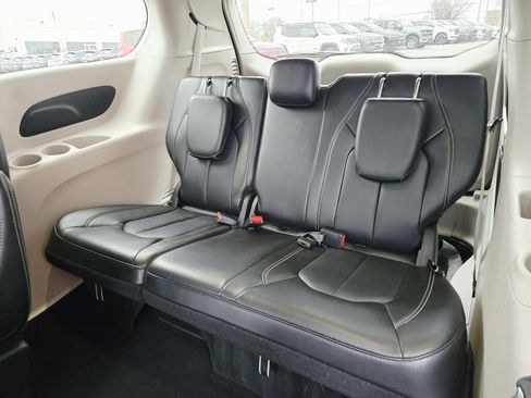 Used 2024 Chrysler Pacifica Touring-L image 14