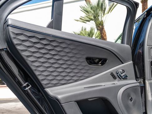 Used 2025 Bentley Flying Spur Plug-In Hybrid image 34