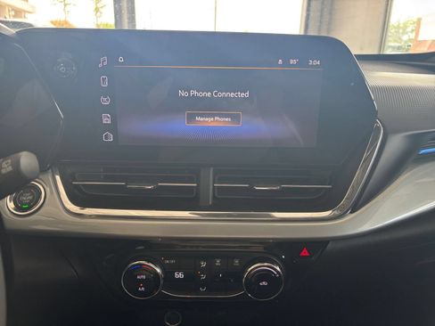 Used 2025 Chevrolet Trax LT FWD image 17