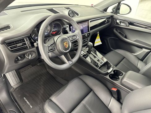Certified 2025 Porsche Macan image 4