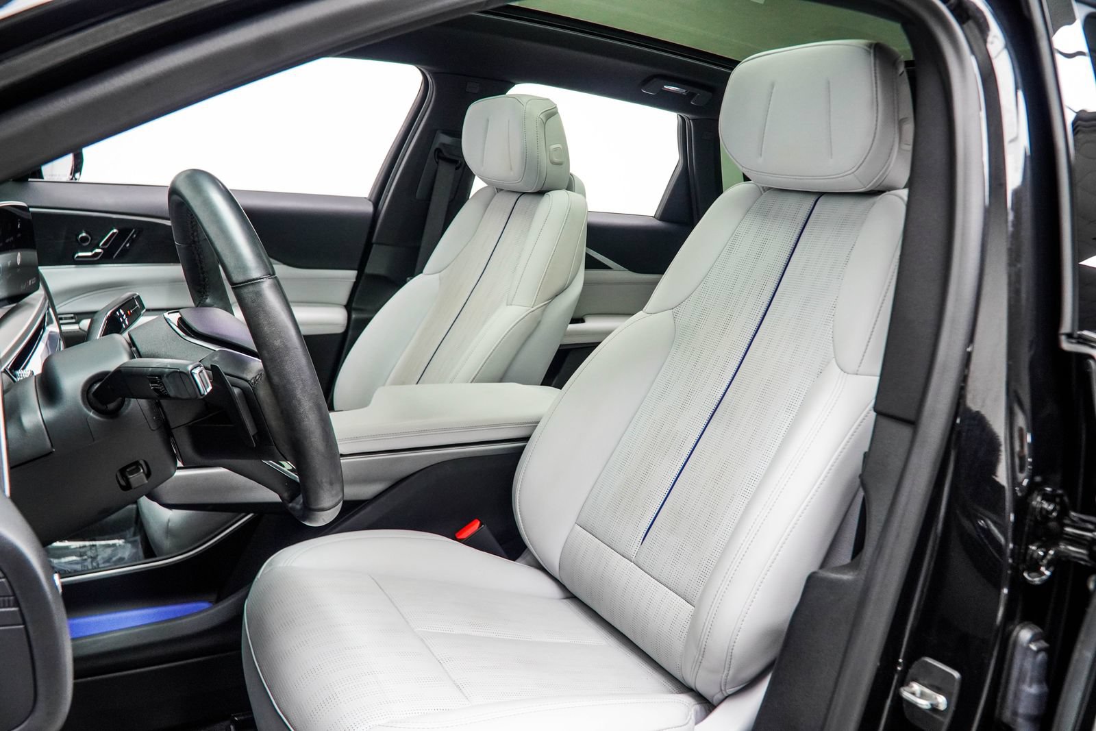 Used 2024 Cadillac Lyriq Sport RWD image 41
