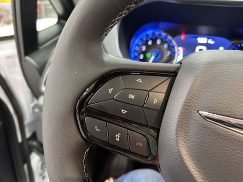 Used 2025 Chrysler Pacifica Limited image 25