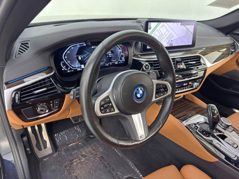 Used 2022 BMW 530e w/ Premium Package image 13