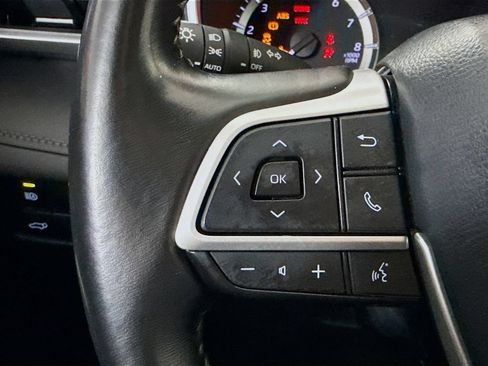 Used 2023 Toyota Highlander XLE AWD/4WD image 11