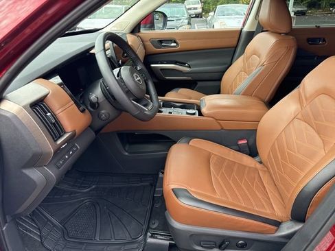 Used 2024 Nissan Pathfinder Platinum w/ Black Appearance Package image 12