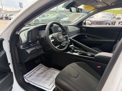 Certified 2025 Hyundai Elantra Hybrid FWD image 23