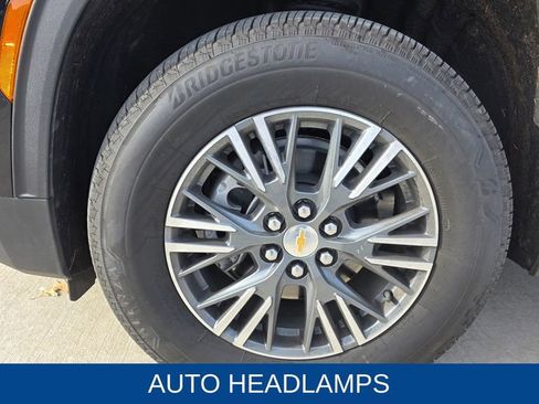 Used 2025 Chevrolet Traverse LT image 11