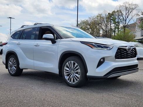 Used 2025 Toyota Highlander Platinum image 8