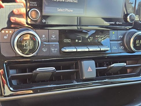 Used 2021 Toyota Highlander XLE image 26