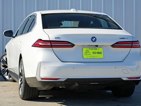 Used 2024 BMW i5 eDrive40 w/ M Sport Package image 6