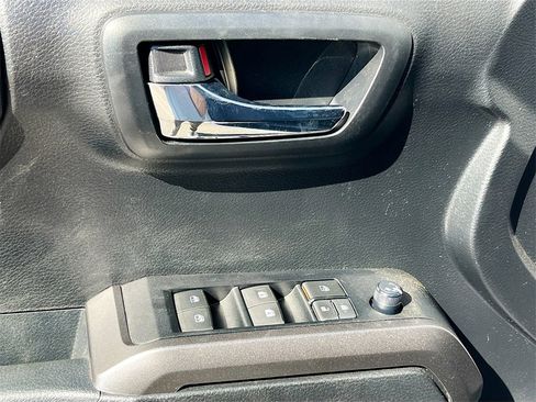 Used 2022 Toyota Tacoma TRD Off-Road image 17