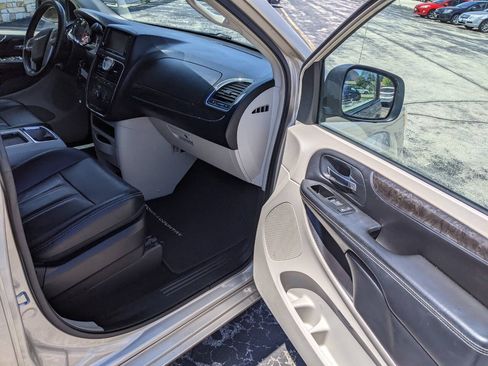 Used 2014 Chrysler Town & Country Touring FWD image 13
