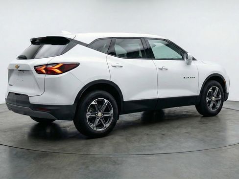 Used 2025 Chevrolet Blazer LT FWD image 9