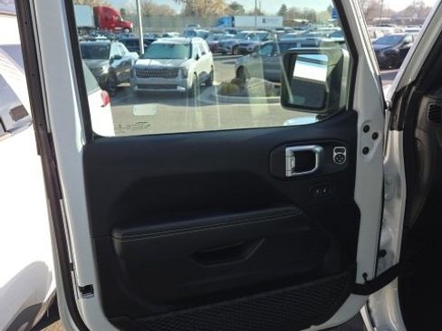 Used 2021 Jeep Wrangler Unlimited Sahara image 8