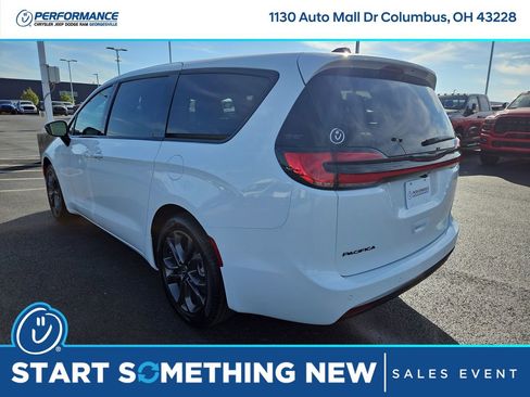 New 2026 Chrysler Pacifica Select image 5