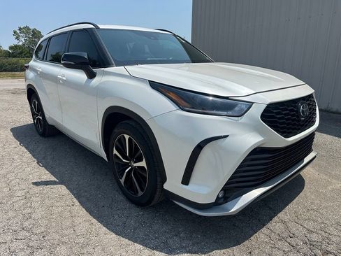 Used 2021 Toyota Highlander XSE FWD image 3