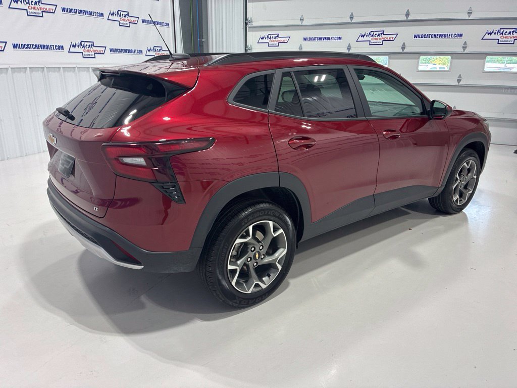 Used 2025 Chevrolet Trax LT FWD image 6
