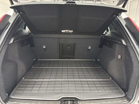Used 2024 Volvo XC40 B5 Plus image 21