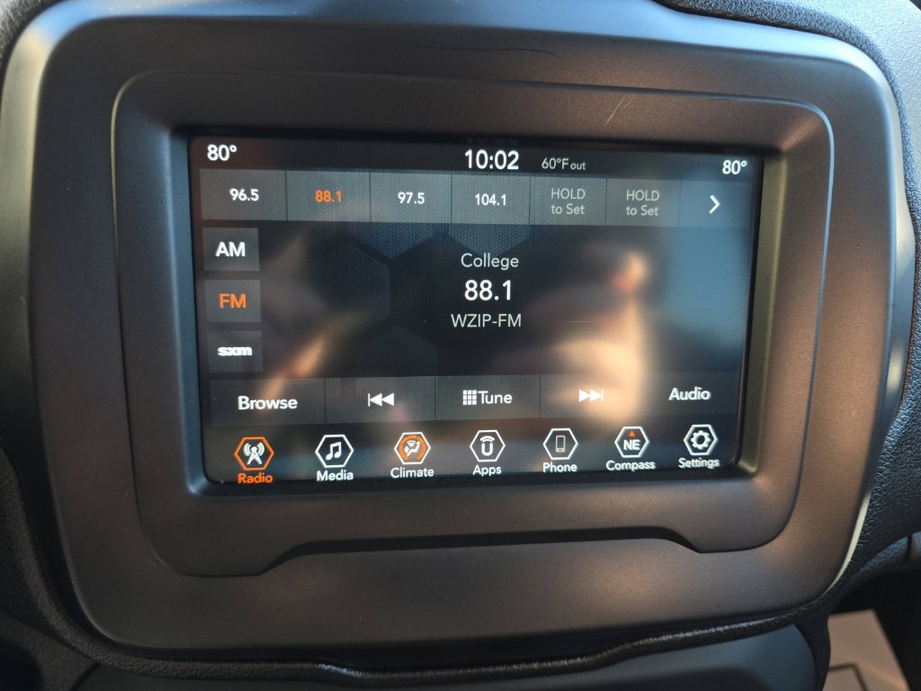 Used 2018 Jeep Renegade Latitude AWD/4WD image 24