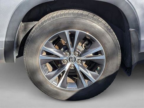 Used 2016 Toyota Highlander XLE image 3