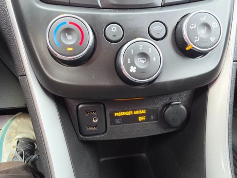 Used 2021 Chevrolet Trax LT w/ Premium Seat Package AWD/4WD image 40