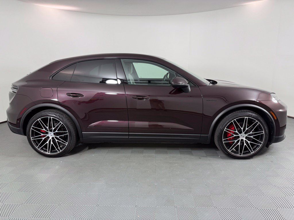 Certified 2025 Porsche Macan 4S Electric AWD/4WD image 8