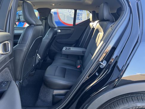 Used 2025 Volvo XC40 B5 Core image 32