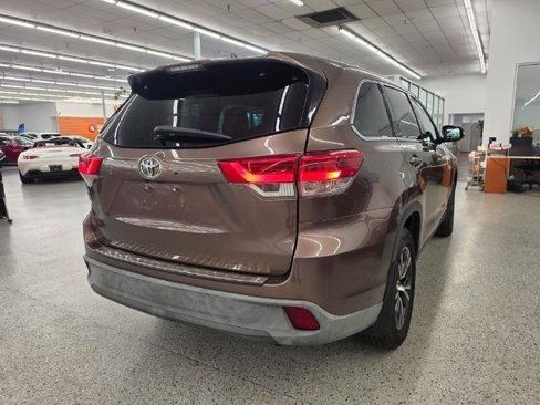 Used 2019 Toyota Highlander Plus AWD/4WD image 5