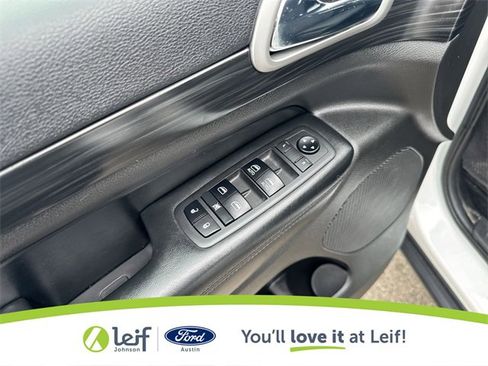 Used 2019 Jeep Grand Cherokee Laredo image 19