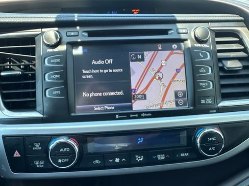Used 2019 Toyota Highlander XLE AWD/4WD image 28